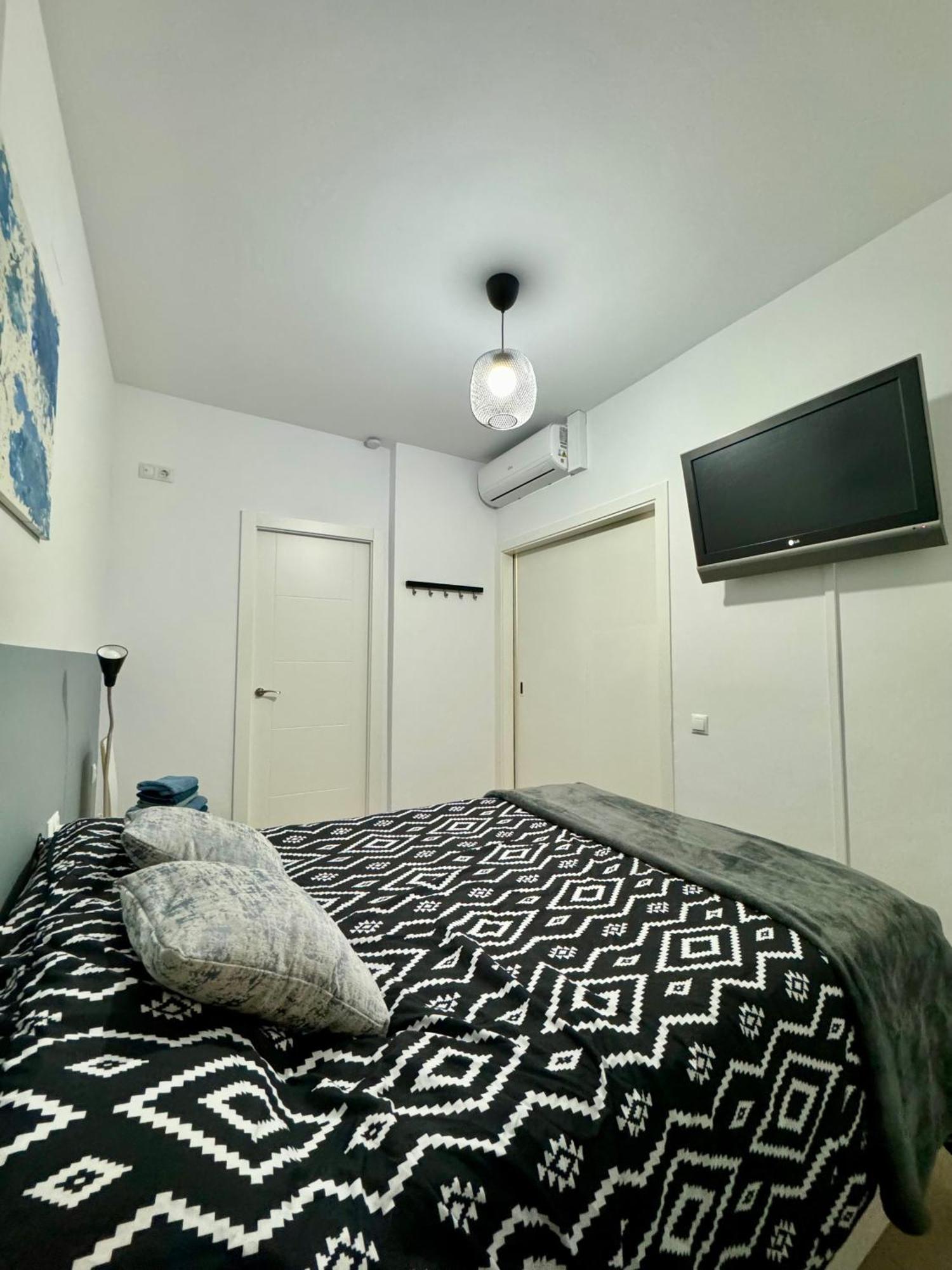 Moderno Apartamento Con Parking,Tarrassa, Barcelona テラサ エクステリア 写真