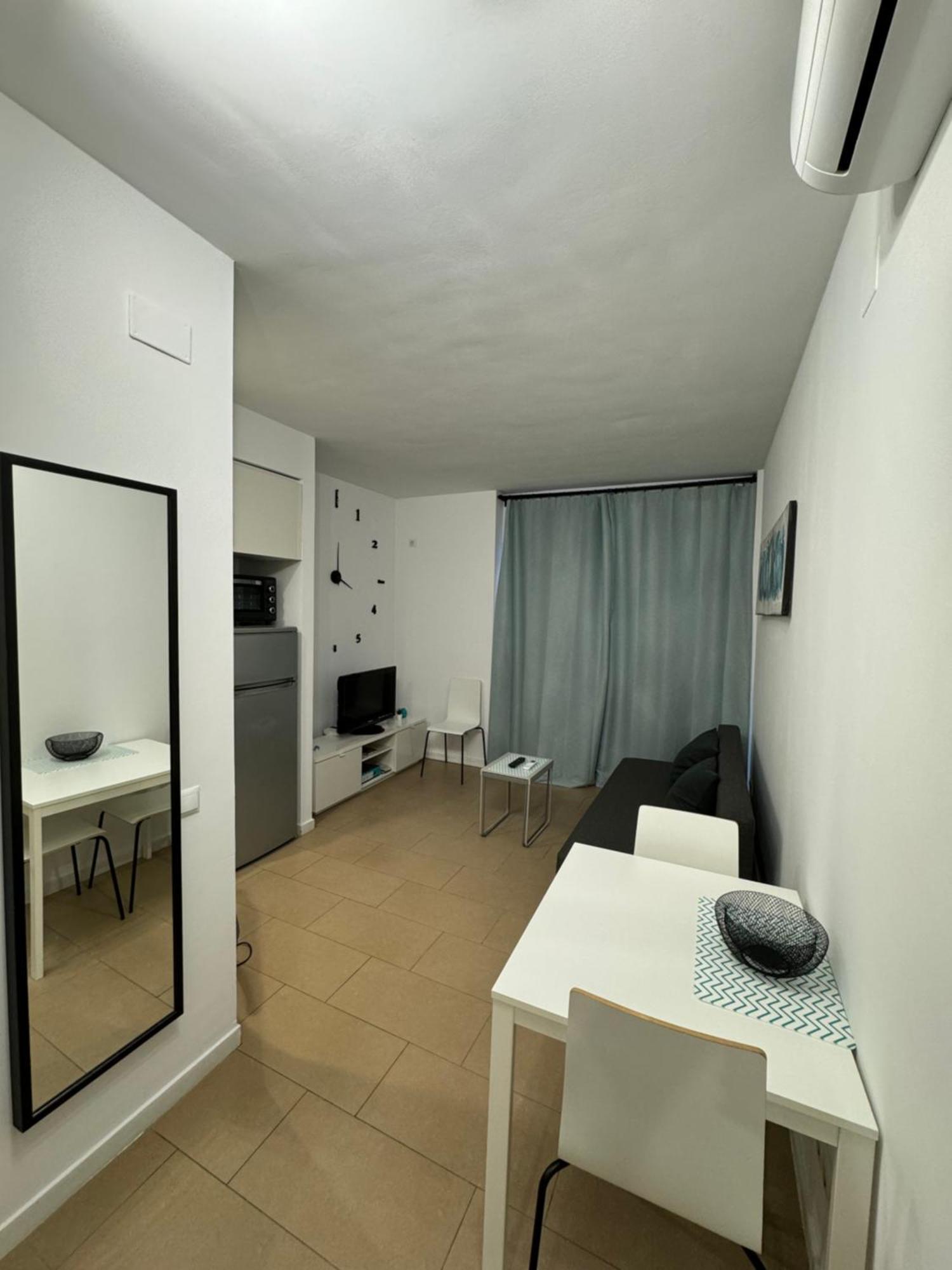 Moderno Apartamento Con Parking,Tarrassa, Barcelona テラサ エクステリア 写真